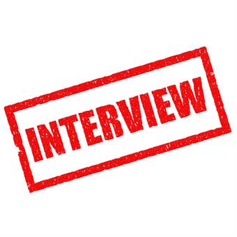 Schmuckgrafik, welche das Wort Interview zeigt.